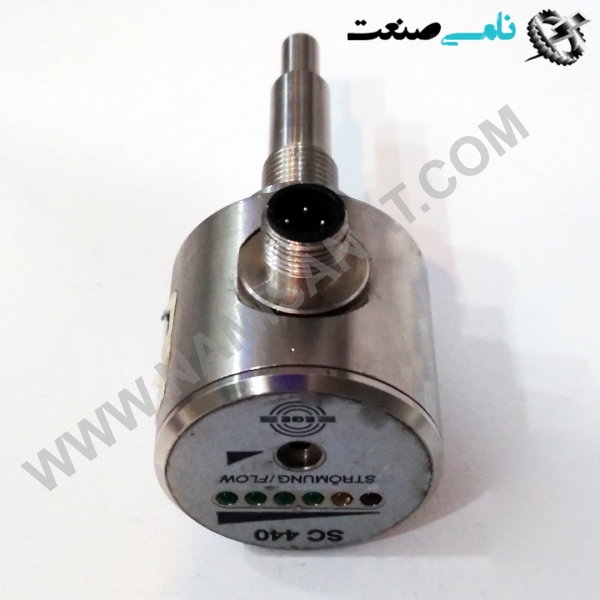 SC440, واردات قطعات ,PEPERL FUCHS نامی صنعت,تجهیزات صنعتی,نمایندگی فروش سایر برند ها,نمایندگی فوش ایر برند های ABB,NAMISANAT,IFM,پترو شیمی ,فولاد,شرکت بازرگانی,نامی ,صنعت, سسایر سیستم ها,سیستم ها ,وکانکتور,مانیتور  ind.electronics,الکترونیک صنعتی,Encoders MEASUREMENT ,&INSTRUMENT,اندازه گیری و ابزار دقیق ind.power,برق صنعتی , Induction welding,,جوش القایی, hydraulic-pneumatic,,هیدرولیک  SC440,SC44,SC4,SC,  EGE,MEASUREMENT & INSTRUMNT.FLOW METER.Linear flow meter,NAMISANAT.https:,,www.namisanat.com,  اندازه گیری و ابزار دقیق,فلومتر,فلومتر اجه,اندازه گیری و ابزار دقیق اجه,ابزار دقیق اجه,فلومتر خطی,فلو خطی اجه,فلومتر خطی اجه,اندازه گیری مایعات  دستگاهی است که برای اندازه‌گیری میزان جریان سیال (مایعات یا گازها) در یک سیستم لوله‌کشی یا فرآیند صنعتی استفاده می‌شود. این دستگاه با استفاده از اصول فیزیکی مختلف، مانند اندازه‌گیری تغییرات فشار، سرعت، یا دما، میزان عبور سیال را بر اساس حجم یا جرم در واحد زمان مشخص می‌کند فلومتر چگونه کار میکند؟ عملکرد کلی فلومتر به این صورت است که با اندازه‌گیری تغییرات فیزیکی در سیال عبوری از یک لوله، دبی یا جریان آن را محاسبه می‌کند. این تغییرات می‌تواند شامل فشار، سرعت، دما یا ویژگی‌های دیگر سیال باشد که در نهایت به سیگنال قابل اندازه‌گیری تبدیل می‌شود. در ادامه، مراحل عملکرد فلومتر به‌طور مفصل توضیح داده می‌شود:  1. اندازه‌گیری تغییرات فیزیکی در سیال فلومتر ابتدا یکی از ویژگی‌های فیزیکی سیال مانند فشار، سرعت، دما، یا خواص مغناطیسی را اندازه‌گیری می‌کند. این تغییرات بسته به نوع فلومتر می‌تواند به‌صورت مستقیم یا غیرمستقیم انجام شود:  در برخی از فلومترها، سیال از یک منطقه خاص عبور می‌کند که فشار یا سرعت آن تغییر می‌کند. در برخی دیگر، از ویژگی‌هایی مانند امواج صوتی یا میدان‌های مغناطیسی برای اندازه‌گیری سرعت یا ویژگی‌های سیال استفاده می‌شود. 2. تبدیل تغییرات به سیگنال قابل اندازه‌گیری فلومترها با استفاده از سنسورها و دستگاه‌های داخلی خود تغییرات فیزیکی (مانند تغییرات فشار، دما یا سرعت) را به سیگنال‌های الکتریکی یا مکانیکی تبدیل می‌کنند. این سیگنال‌ها می‌توانند به‌صورت تغییر ولتاژ، جریان الکتریکی، یا حتی تغییرات مکانیکی (مانند حرکت پره‌های توربینی) باشند.  3. محاسبه دبی سیال پس از تبدیل تغییرات فیزیکی به سیگنال قابل اندازه‌گیری، دستگاه فلومتر از الگوریتم‌ها یا مدارهای خاص خود استفاده می‌کند تا دبی سیال را محاسبه کند. برای مثال:  در فلومترهای اختلاف فشار، تغییرات فشار در دو نقطه از لوله اندازه‌گیری می‌شود و از این اطلاعات برای محاسبه سرعت جریان استفاده می‌شود. در فلومترهای التراسونیک، زمان عبور امواج صوتی از سیال به‌عنوان معیاری برای محاسبه سرعت سیال استفاده می‌شود. 4. نمایش یا ثبت داده‌ها سیگنال‌های خروجی که حاکی از دبی سیال هستند به‌صورت دیجیتالی یا آنالوگ بر روی نمایشگر فلومتر نمایش داده می‌شوند. در برخی از سیستم‌ها، این اطلاعات به سیستم‌های کنترل و نظارت صنعتی ارسال می‌شود تا تغییرات جریان سیال به‌طور پیوسته رصد و کنترل شوند.  به‌طور کلی، فلومترها ابزارهای دقیقی برای اندازه‌گیری جریان سیالات در صنایع مختلف هستند و عملکرد آن‌ها بستگی به ویژگی‌های فیزیکی سیال و نوع فلومتر دارد. انواع فلومترکدامند؟ 1. فلومتر توربینی (Turbine Flow Meter) فلومترهای توربینی از یک پروانه یا چرخ پره‌ای استفاده می‌کنند که در داخل لوله قرار دارد. جریان سیال باعث چرخش این پروانه می‌شود و سرعت چرخش آن متناسب با سرعت جریان سیال است. این حرکت چرخشی به یک سیگنال الکتریکی تبدیل می‌شود که دبی سیال را نشان می‌دهد. این نوع فلومترها دقت بالایی دارند و برای اندازه‌گیری مایعاتی که ویسکوزیته پایینی دارند، مناسب هستند. 2. فلومتر الکترومغناطیسی (Electromagnetic Flow Meter) فلومترهای الکترومغناطیسی بر اساس قانون فارادی برای القای جریان الکتریکی عمل می‌کنند. در این نوع فلومتر، سیال از یک میدان مغناطیسی عبور می‌کند و این عبور باعث القای یک ولتاژ در سیال می‌شود. اندازه‌گیری ولتاژ القا شده به‌طور مستقیم با سرعت جریان سیال مرتبط است. این فلومترها برای مایعات هادی مانند آب و اسیدها مناسب هستند و به دلیل نداشتن قطعات متحرک، در شرایط سخت و سیالات آلوده قابل استفاده‌اند.