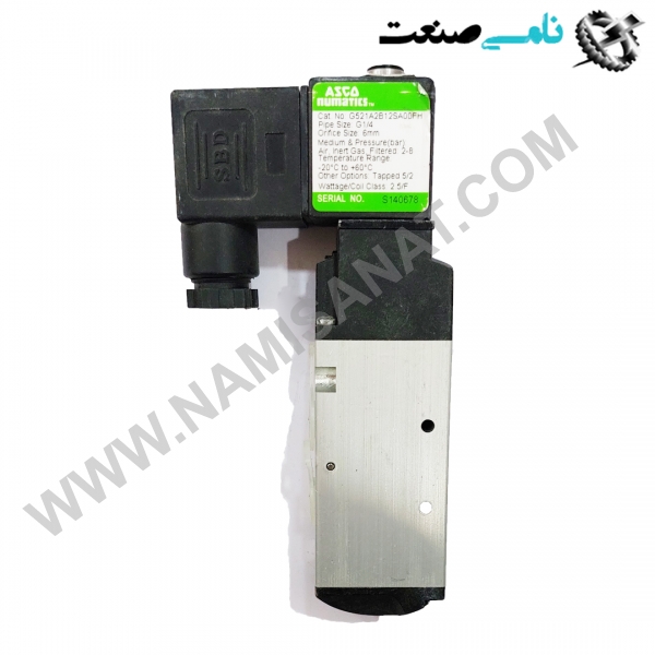 G521AB12SA00FH, واردات قطعات ,PEPERL FUCHS نامی صنعت,تجهیزات صنعتی,نمایندگی فروش سایر برند ها,نمایندگی فوش ایر برند های ABB,NAMISANAT,IFM,پترو شیمی ,فولاد,شرکت بازرگانی,نامی ,صنعت, سسایر سیستم ها,سیستم ها ,وکانکتور,مانیتور  ind.electronics,الکترونیک صنعتی,Encoders MEASUREMENT ,&INSTRUMENT,اندازه گیری و ابزار دقیق ind.power,برق صنعتی , Induction welding,,جوش القایی, hydraulic-pneumatic,,هیدرولیک      G521AB12SA00FH,G521AB12SA00F,G521AB12SA00,G521AB12SA0,G521AB12SA,G521AB12S,G521AB12,G521AB1,G521AB,G521A,G521,G52, VALVES,VALV,ASCO,HYDRAULC-PNEUMATIC,FLOMETER,FLOWMETER,HIGH FLOW VALVES, NAMISANAT.CO,https:,,www.namisanat.com,per, هیدرولیک-پنوماتیک,شیرالات,سار شیر الات,فلومتر,نامی صنت,اسکو,های فلوتر,سایر شیر الات,  تفاوت های شیر هیدرولیک و پنوماتیک تفاوت اصلی بین سیستم‌های هیدرولیک و پنوماتیک در سیال آن‌ها است. سیستم‌های هیدرولیک از مایع روغن استفاده می‌کنند در‌ صورتی که سیستم‌های پنوماتیک از هوا به عنوان سیال استفاده می‌کنند. این تفاوت منشأ بسیاری از تفاوت‌های شیر‌های هیدرولیک و پنوماتیک است. شیرها، قلب تپنده سیستم‌های هیدرولیک و پنوماتیک هستند. این اجزا کوچک اما حیاتی، جریان سیال را کنترل کرده و جهت حرکت آن را تغییر می‌دهند. هر دو سیستم هیدرولیک و پنوماتیک از سیالات برای انتقال انرژی استفاده می‌کنند، اما نوع سیال و فشار کاری آن‌ها متفاوت است. در این مقاله از نیوان صنعت، به بررسی تفاوت‌های بین شیرهای هیدرولیک و پنوماتیک، ساختار و کاربردهای آن‌ها می‌پردازیم.  تفاوت های شیر هیدرولیک و پنوماتیک تفاوت اصلی بین سیستم‌های هیدرولیک و پنوماتیک در سیال آن‌ها است. سیستم‌های هیدرولیک از مایع روغن استفاده می‌کنند در‌ صورتی که سیستم‌های پنوماتیک از هوا به عنوان سیال استفاده می‌کنند. این تفاوت منشأ بسیاری از تفاوت‌های شیر‌های هیدرولیک و پنوماتیک است.  تفاوت در اندازه نکته مهم دیگر در خرید شیرکنترلی و کارتریجی توجه به اندازه قطعات و انتخاب مناسب برای سیستم است. از آنجایی که حجم سیال خیلی زیاد نیست، شیر‌های پنوماتیک در مقادیر کم طراحی و تولید می‌شوند، اما شیر‌های هیدرولیک همه اندازه‌ها از کوچک تا بزرگ را پوشش می‌دهند.  تفاوت در مدار باز یا بسته در سیستم‌های هیدرولیک، سیستم هیدرولیک دارای مخزن روغنی است که روغن این مخزن را استخراج می‌کند و با استفاده از شیر هیدرولیک در جریان آن اختلاف ایجاد کرده و از آن در سیستم استفاده می‌کند. اما در سیستم‌های پنوماتیکی، کمپرسور‌ها هوا را از محیط گرفته و از طریق دریچه‌های پنوماتیک فشرده می‌کنند.  تفاوت در محیط کار یکی از تفاوت های شیر هیدرولیک و پنوماتیک، محیط کاری آن‌ها است. به لطف استفاده از سیالات فشرده، شیر‌های هیدرولیک در محیط‌هایی که نیاز به استحکام بالا و کنترل جریان دقیق دارند، مناسب هستند. این شیر‌ها می‌توانند در شرایط سخت و تحت بار‌های سنگین کار کنند و برای ماشین آلات صنعتی و تجهیزات ساختمانی که نیاز به کارایی بالایی دارند ‌ایده‌آل هستند. تفاوت اجزای داخلی شیر‌های هیدرولیک و پنوماتیک هر دو نوع شیر هیدرولیک و پنوماتیک دارای اجزای اصلی مشابهی هستند، اما تفاوت در نوع سیال و فشار کاری منجر به تفاوت در مواد و طراحی اجزا شده است. تفاوت های شیر هیدرولیک و پنوماتیک در اجزای داخلی هر دو شیر شامل موارد زیر است:  سوپاپ اسپول قسمتی است که جریان آب را کنترل می‌کند. در شیر‌های هیدرولیک، قرقره‌ها اغلب بزرگ هستند و برای تحمل فشار‌های بالا مشکل دارند. شیر‌های پنوماتیک دارای قرقره‌های کوچکتر و سبک‌تری هستند.  فنر در شیر‌ها از فنر‌ها برای بازگرداندن اسپول به موقعیت اولیه استفاده می‌شود. فنر‌های شیر هیدرولیک معمولاً برای تحمل فشار سیال قوی‌تر هستند.  بدنه شیر به‌طور معمول برای ساخت بدنه شیرها جهت بالا بردن مقاومت در مقابل فشارهای بالا از فولاد و چدن استفاده می‌شود. در مقابل، بدنه دریچه‌های پنوماتیک اغلب از آلومینیوم یا پلاستیک‌های مهندسی ساخته می‌شوند که سبک‌تر و مقاوم‌تر در مقابل خوردگی هستند. شیر هیدرولیک و پنوماتیک در کاربرد چه تفاوت هایی دارند؟ سیستم‌های پنوماتیک و هیدرولیک از جمله پرکاربردترین و مهم‌ترین سیستم‌های مورد استفاده در صنعت هستند و در اکثر صنایع کاربرد فراوان دارند. اما به دلیل تفاوت‌های موجود بین هر دو شیر کاربردهای آن‌ها نیز متفاوت است. تفاوت های شیر هیدرولیک و پنوماتیک در کاربرد عبارتند از:  کاربرد سیستم‌های پنوماتیک سیستم‌های پنوماتیک در صنایع زیر مورد استفاده قرار می‌گیرند:  خودروها  یکی از زمینه‌هایی که در آن از شیر پنوماتیک استفاده می‌شود، خودرو است. در قسمت‌های ساخت خودرو و تعویض بدنه آن از ابزار‌های بادی استفاده می‌شود. همچنین در صندلی‌های ماشین جدید کاربرد زیادی دارد.  صنعت کشاورزی  برای به حرکت درآوردن وسایل نقلیه سنگین، کشاورزان از سیستم‌های پنوماتیکی بدون مشکل استفاده می‌کنند. تجهیزاتی مانند کمباین، دروگر میوه و بیل مکانیکی از جمله مواردی هستند که در چهار ماشین کشاورزی با استفاده از سیستم‌های پنوماتیک کار می‌کنند.  صنعت برق  از جمله کاربرد‌های پنوماتیک در صنعت برق می‌توان به ماشین‌های الکتریکی که برای نجاری، جوشکاری و… استفاده می‌شود اشاره کرد. کاربرد سیستم های هیدرولیک اصولاً انواع شیر‌های هیدرولیک در ماشین‌های سنگین و فشار قوی که کار‌های صنعتی سنگین را انجام می‌دهند استفاده می‌شود. شیر‌های هیدرولیک در ماشین آلات کارخانه‌های سیمان، کارخانه‌های فولاد و صنعت راه‌سازی استفاده بیشتری دارند. از جمله کاربرد‌های مختلف سیستم‌های هیدرولیک می‌توان به کاربرد آن‌ها در صنایع کشاورزی، صنایع مکانیکی، صنعت نفت، صنعت چاپ، صنعت فولاد، راه آهن، نساجی، صنایع چوبی و… اشاره کرد.